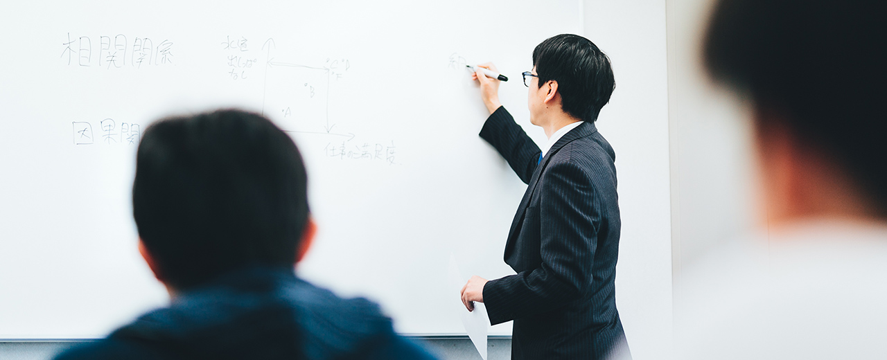 一人のために並走する13人の講師チーム